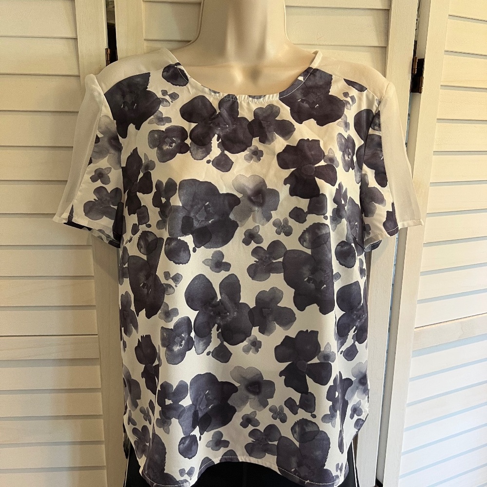 HYPR blouse top. Size M